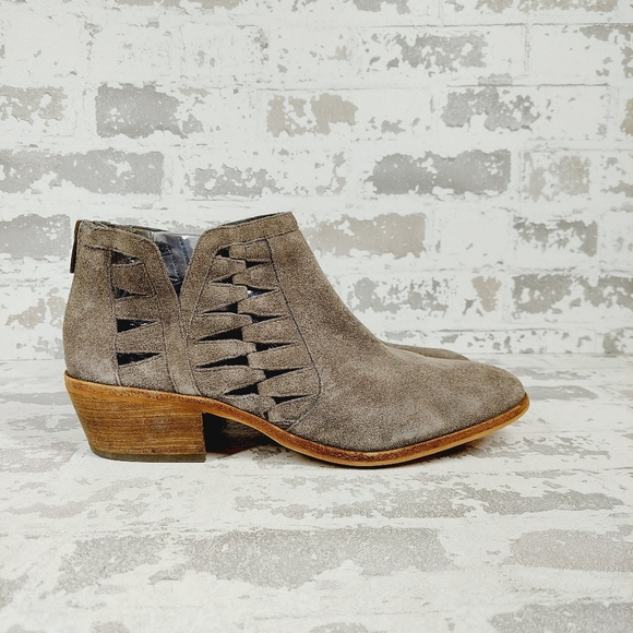 NEW Vince Camuto Peera Suede Cutout Ankle Bootie H922 - Picture 6 of 11